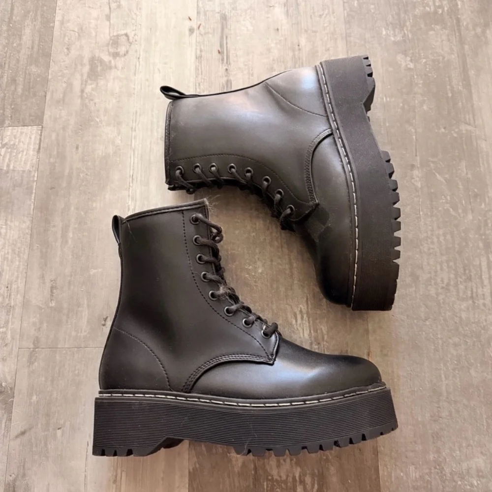 Steve Madden Buffy Black Platform Combat Boots Side Zip Vegan Leather NWOB - Picture 2 of 10